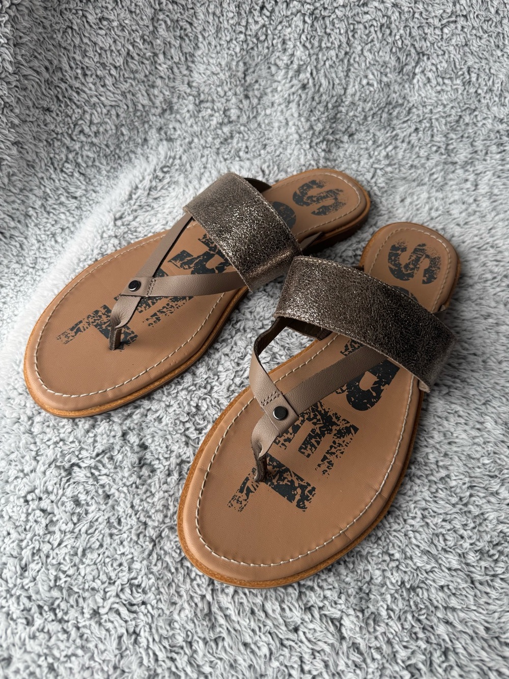 Sorel Women’s Ella II Easy Flip Thong Flip-Flop Sandal In Ash and Gold Size 9